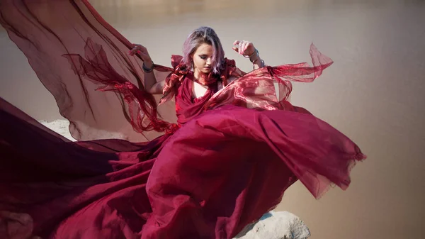 Senhora de vermelho. Jovem mulher bonita, delicioso retrato em vestido voador vermelho — Fotografia de Stock