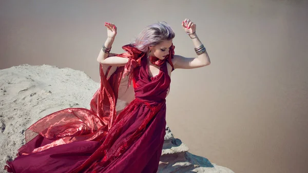 Signora in rosso. Giovane bella donna in abito rosso volante — Foto Stock
