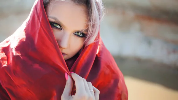 Retrato em estilo oriental. Jovem mulher atraente com olhos verdes, um lenço vermelho na cabeça . — Fotografia de Stock