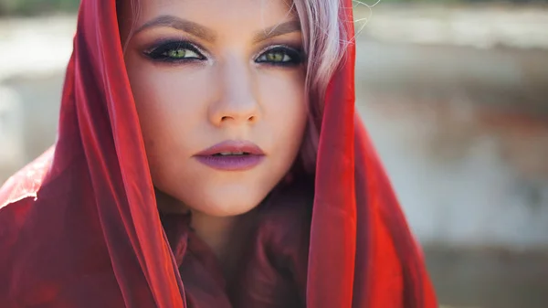 Retrato de estilo oriental. Mujer atractiva joven con ojos verdes, una bufanda roja en la cabeza . —  Fotos de Stock