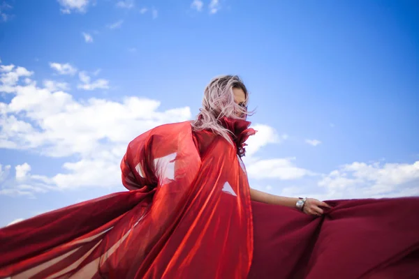 Rapariga de vermelho. Mulher bonita em um vestido escarlate voando — Fotografia de Stock