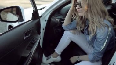 Onun arabayı kullanan genç çekici kadın. Bir başarılı bir iş kadını portresi