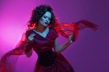 Gotik kız kırmızı. Genç femme fatale dans