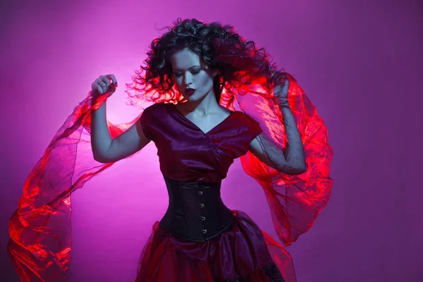 Goth girl. Femme en danse rouge . — Photo