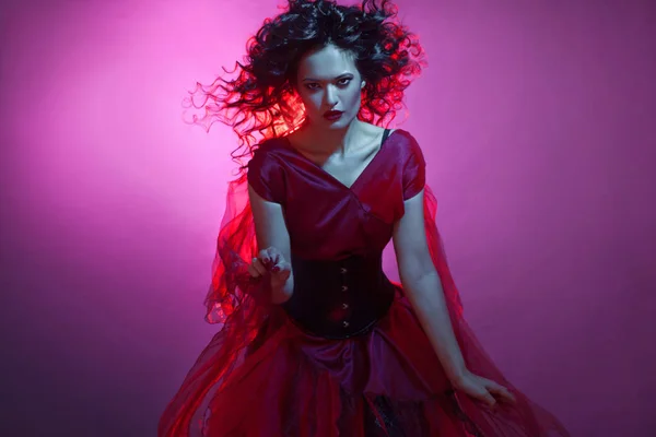 Gotická dívka v červené barvě. Tanec mladých femme fatale — Stock fotografie