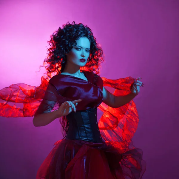 Gothic κορίτσι με κόκκινο χρώμα. Γυναίκα που χορεύει με φέρουν κόκκινο φόρεμα. — Φωτογραφία Αρχείου