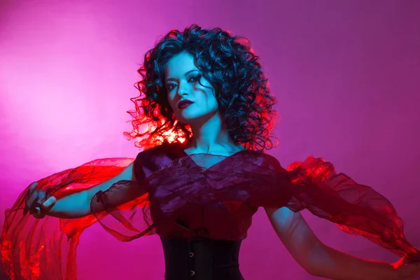 Ragazza gotica in rosso. Danza giovane donna — Foto Stock