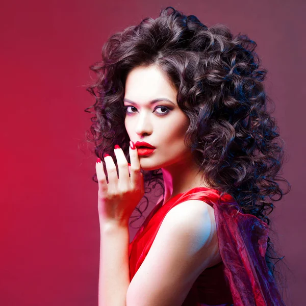 Voluminöses Haar. Porträt einer schönen jungen Frau mit rotem Lippenstift — Stockfoto