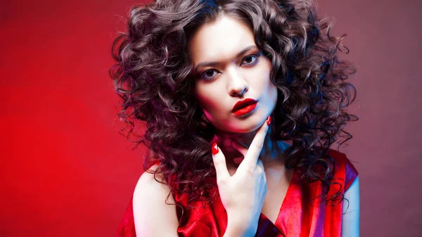 Capelli voluminosi. ritratto di una bella giovane donna con rossetto rosso — Foto Stock