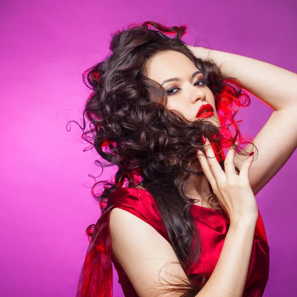 Portret van een aantrekkelijke brunette met weelderige styling en rode lippenstift — Stockfoto