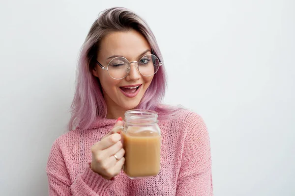 Mujer joven de moda bebiendo café con leche . — Foto de Stock