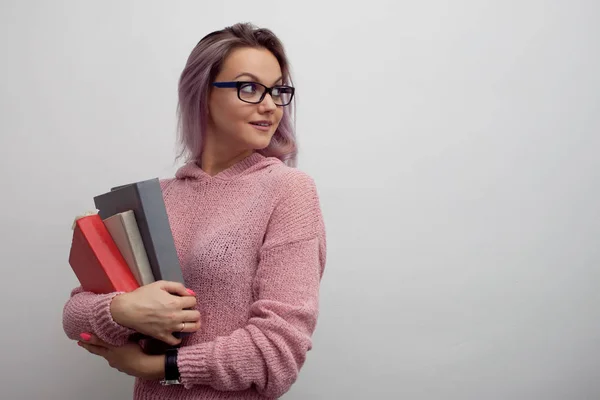 Student. Jonge vrouw met boeken. — Stockfoto