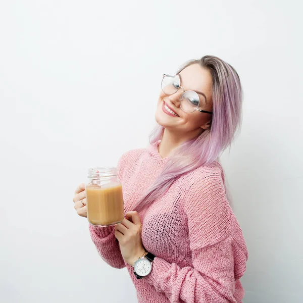 Mulher Moda Bebendo Café Latte Menina Com Jar Caneca Fundo — Fotografia de Stock