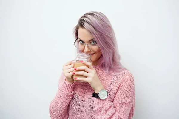 Moda jovem mulher bebendo café milkshake . — Fotografia de Stock