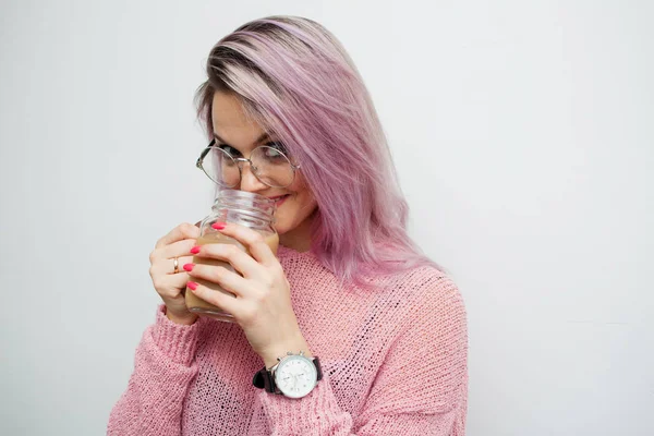 Trendy jonge vrouw in glazen drinken koffie milkshake. — Stockfoto