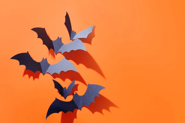 Sfondo Halloween. Un sacco di pipistrelli su arancione . — Foto Stock