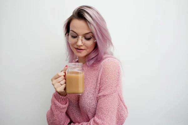 Mujer joven de moda bebiendo café con leche . — Foto de Stock