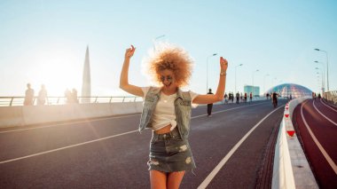 Bir şehirde yürümek şık kız dans