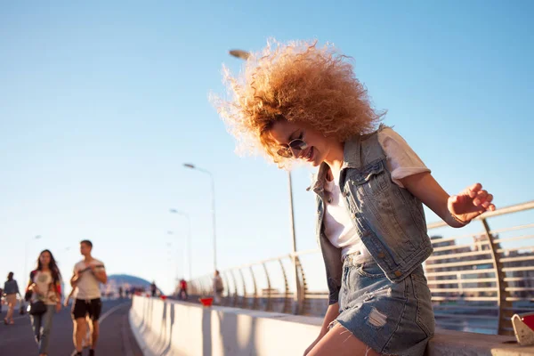 Mujer joven hermosa y alegre con el pelo exuberante, al aire libre —  Fotos de Stock