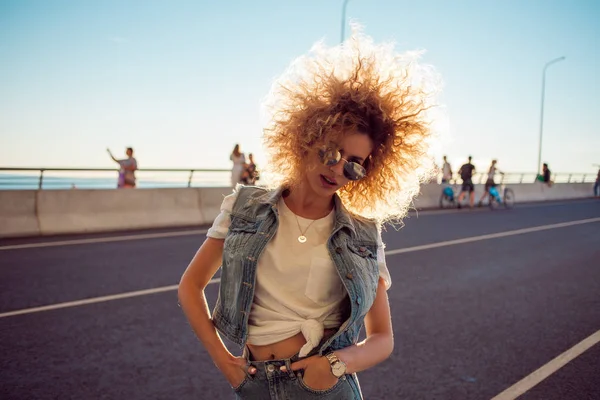 Jovem mulher bonita e alegre com cabelo exuberante, ao ar livre — Fotografia de Stock
