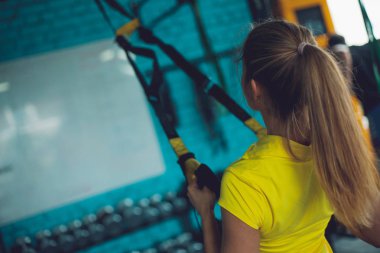 Trx. genç kadın fitness eğitim yapma jimnastik salonu ile eğitim