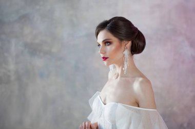 Güzel ve şık gelin gelinlik Studio içinde. Alışılmadık dress, açık omuz