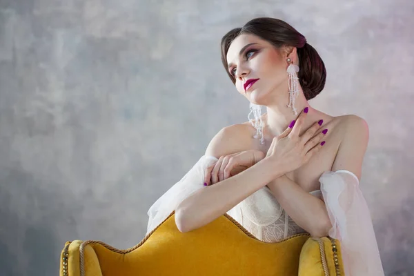 Noiva bonita e elegante em vestido de noiva no estúdio. Vestido incomum, ombros abertos — Fotografia de Stock