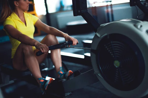 Aviron dans la salle de gym. Formation des jeunes femmes à l'aide d'une rameuse — Photo