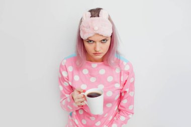 Mutsuz kız kötü uyudu. Pembe pijama huysuz kadın portresi.