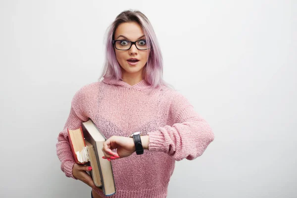 Tijd om te leren. Student. Jonge vrouw met boeken. — Stockfoto