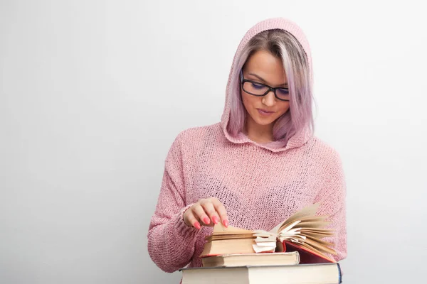 Estudiante. Una joven con libros. Chica un estudiante hace investigación —  Fotos de Stock