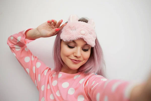 Selfie retrato de chica encantadora en pijama y máscara para dormir. Me desperté por la mañana. —  Fotos de Stock