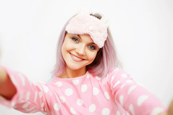 Portrait selfie de jolie jeune femme en pyjama et masque de sommeil. Je me suis réveillé le matin. — Photo