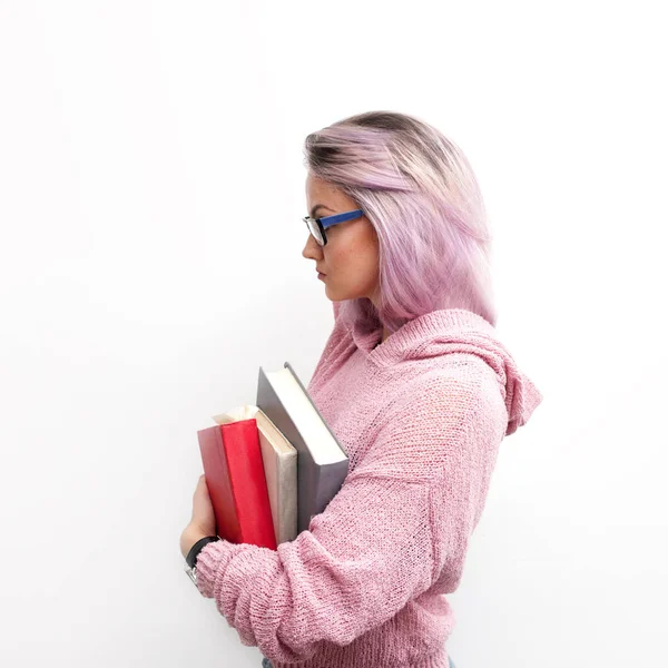 Ученик. Молодая женщина с книгами. Хорошая девушка готова учиться. — стоковое фото