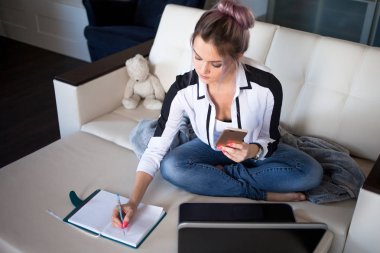 Güzel kız evde laptop ile çalışma