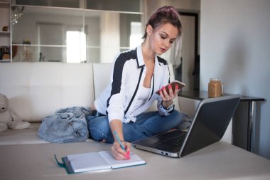 Güzel kız evde laptop ile çalışma