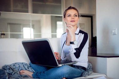 Güzel kız evde laptop ile çalışma