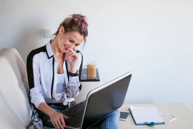 Çevrimiçi iletişim, laptop ve gülüyor genç bir kadın görünüyor