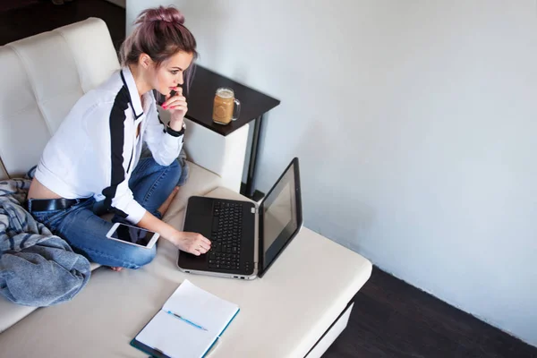 Mooi meisje thuis werken met laptop — Stockfoto