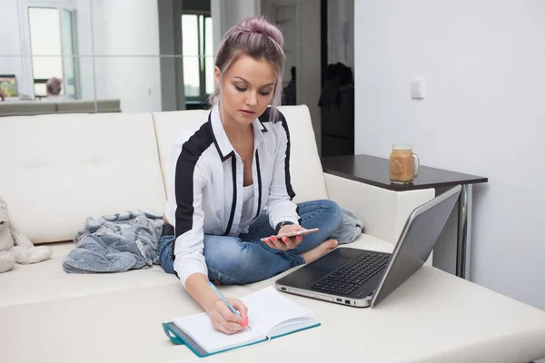 Menina bonita trabalhando em casa com laptop — Fotografia de Stock