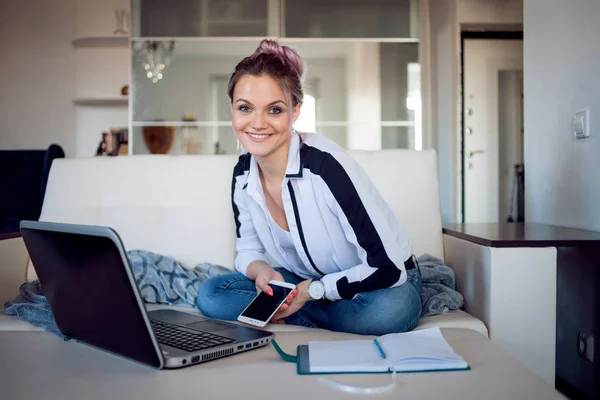 Красивая девушка работает дома с ноутбуком — стоковое фото