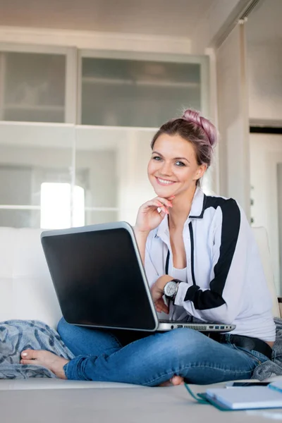 Schönes Mädchen, das zu Hause mit Laptop arbeitet — Stockfoto