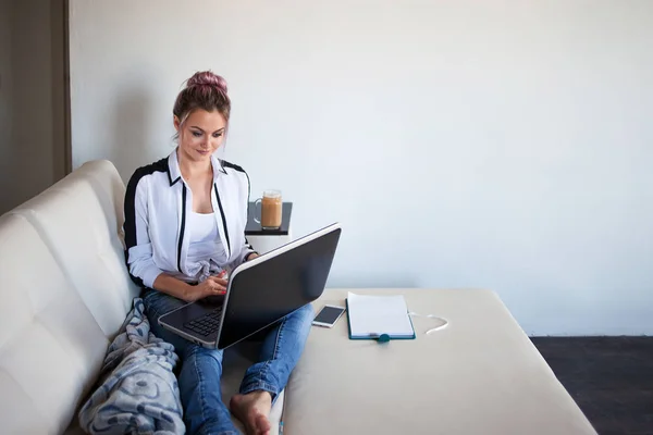 Vacker flicka arbetar hemma med laptop — Stockfoto