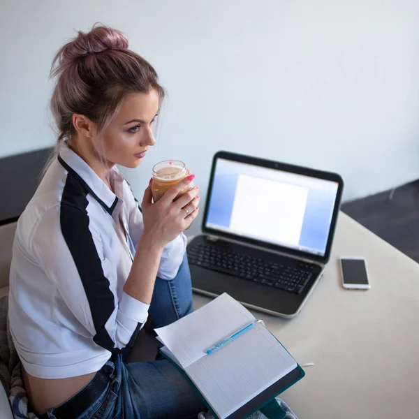 Schönes Mädchen, das zu Hause mit Laptop arbeitet — Stockfoto