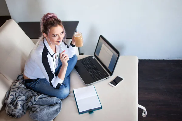 Beautiful girl working at home with laptop — Stock Photo, Image