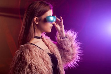 Sanal gerçeklik, cyberpunk tarzı, neon ışık, Vr kavramı güzel genç kadın