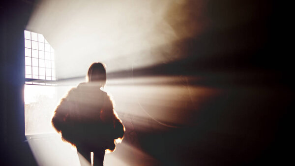 Девчонка, танцующая в розовом пальто, размывает образ
