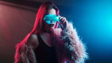 Sanal gerçeklik, cyberpunk tarzı, neon ışık, Vr kavramı güzel genç kadın