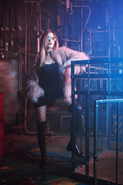 Модная молодая женщина в пушистом розовом пальто, неоновый свет
.