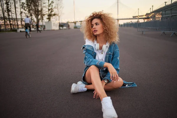 Gür saçlı, açık havada güzel ve neşeli genç kadın